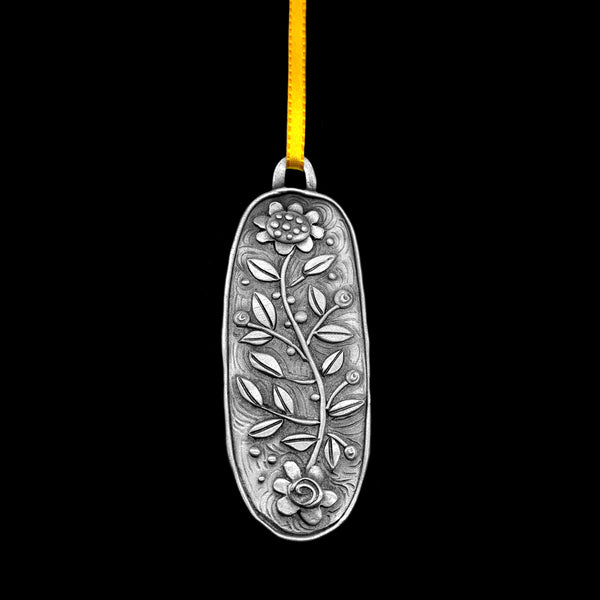 Leandra Drumm "Oval Daisy Chain" Ornament